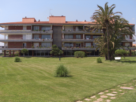 Imagen de uno de los bloques de la comunidad LES MARINES de Gavà Mar